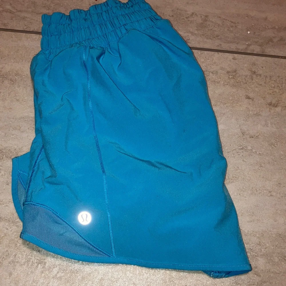 Women's Lululemon Hotty hot shorts - Picture 2 of 5